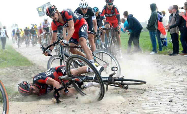 Aïe : grosse gamelle de Greg Van Avermaet lors du Paris-Roubaix. Les risques du métier