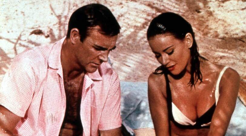 Sean Connery et Claudine Auger, la première James Bond girl française, en bikini, dans Opération tonnerre en 1965. 