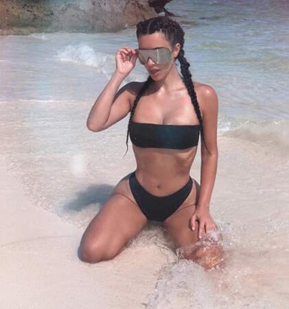Et Kim Kardashian a préféré crâner sur la plage. 