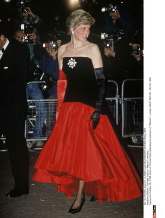 À la première de Mission Diana vêtue d'une robe style flamenco du couturier anglais Murray Arbeid