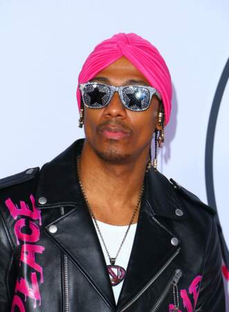 Le rappeur Nick Cannon (et ex-boyfriend de Mariah Carey) a osé le turban rose et les lunettes incrustées de strass