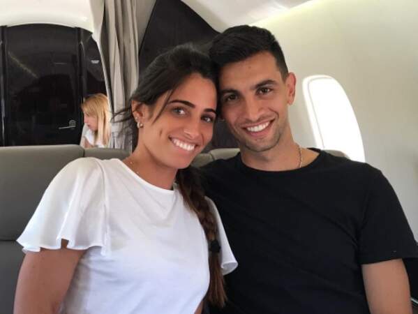 Le célèbre milieu argentin et son épouse s'envolent en avion...