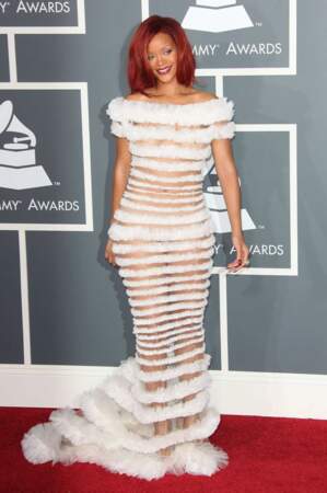 Les rayures, capitales chez Jean-Paul Gaultier, habillent la sexy Rihanna à l'occasion des Grammy Awards en 2011