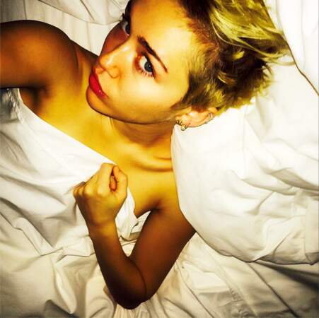 Et elle continue de faire des selfies nue dans son lit