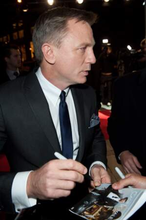 Daniel Craig s'est prêté au jeu des autographes
