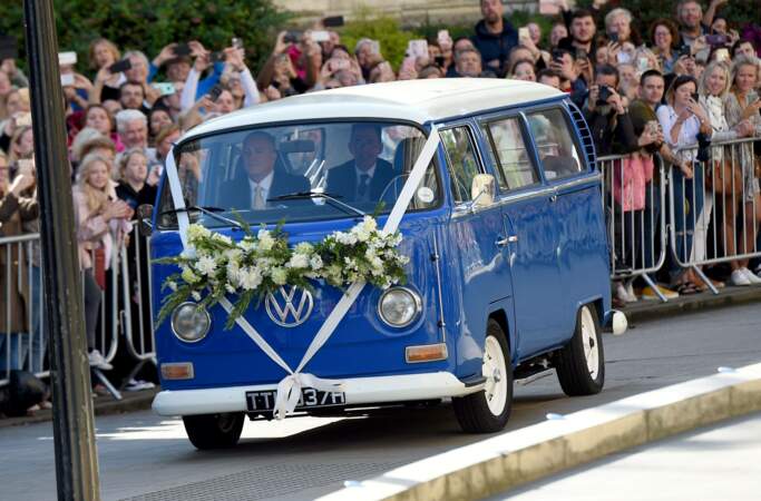 C'est dans un mini-van vintage bleu que la chanteuse et future mariée à fait son arrivée