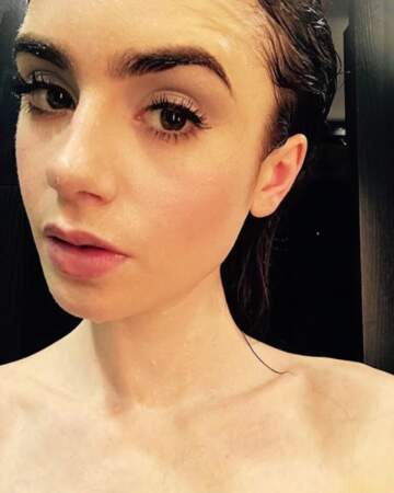 Un petit selfie à la sortie de la douche pour Lily Collins. 