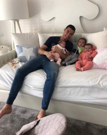 Et c'est presque aussi mignon que ce cliché de Cristiano Ronaldo, papa gaga avec ses trois bébés. 
