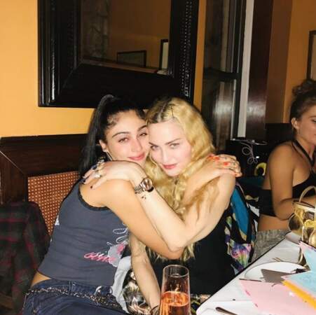 Madonna partage un cliché trop choupi pour fêter les 22 ans de sa fille 