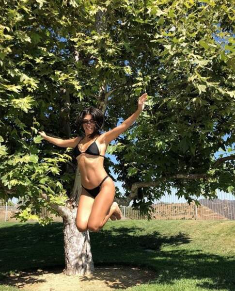Kourtney Kardashian trop heureuse de sauter sur un trampoline