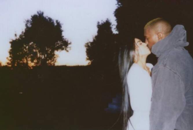 Tout roule entre Kim Kardashian et Kanye West. La preuve avec ce bisou publié ce 14 février ! 