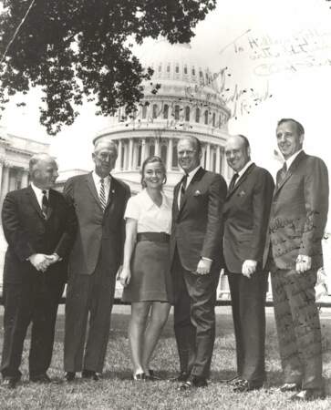 En 1968, la jeune femme pose avec des membres du Congrès devant le Capitole à Washington