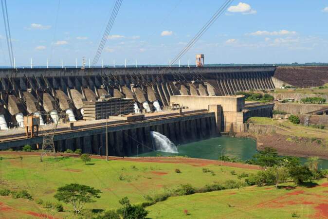 La barrage d'Itaipu à la frontière entre le Brésil et le Paraguay