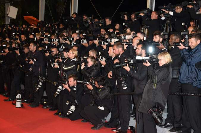 La réalité de Cannes : les stars sont entourées de plusieurs dizaines de photographes ! 