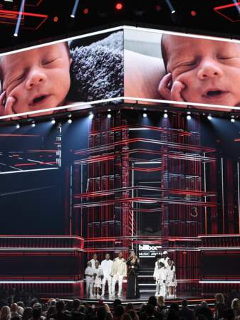 Kelly Clarkson a félicité John Legend pour la naissance de son adorable nouveau-né prénommé Miles