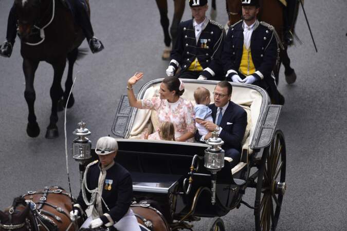 Après l'office religieux, la princesse Victoria et sa famille saluent la foule, à bord d'une calèche.