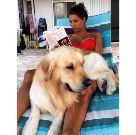 Sexy, Laury Thilleman en vacances avec son chien Hector