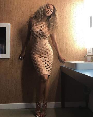 Pratique l'été : la robe de Tyra Banks 100% courants d'air. 