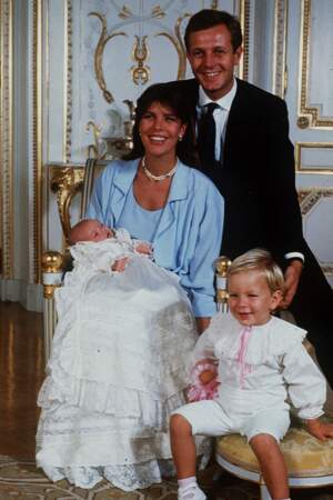 Caroline de Monaco avec son mari Stéphane et sa fille Charlotte lors de la naissance d'Andrea 