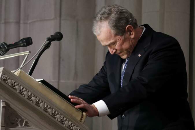 George W. Bush très touché lors de son discours d'hommage à son père