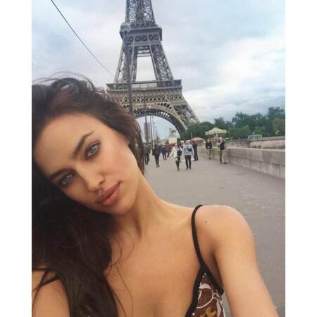 La jeune femme a fait une escale à Paris et y joue les touristes.