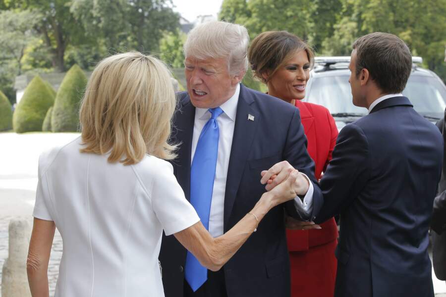 Dans son élan, Trump serre un peu trop la main de Mme Macron…
