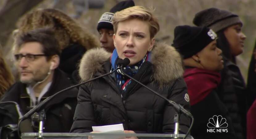 Scarlett Johansson, la mine grave, a aussi pris la parole à Washington…