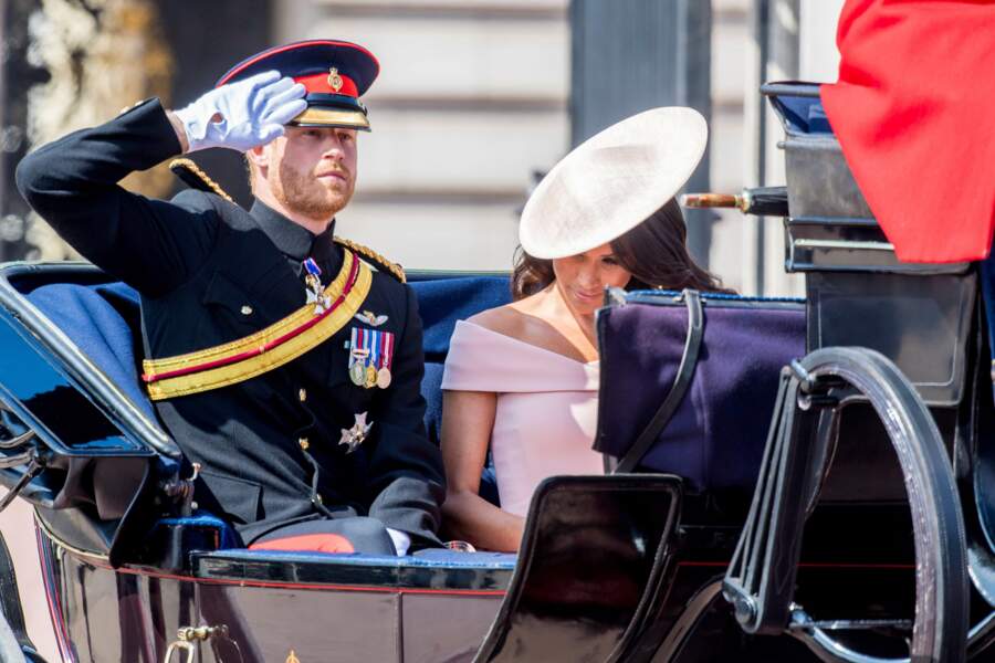 Le prince Harry en plein salut militaire