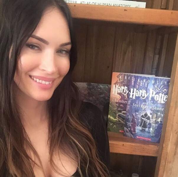 Et de deux ! Megan Fox continue sa lecture de la saga Harry Potter. 