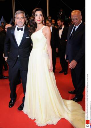 Amal Clooney aime l'Italie et les robes Versace