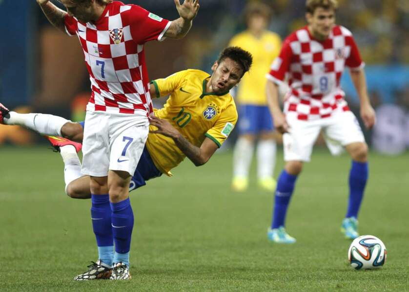 Neymar aurait bien chipé le maillot de ce joueur croate....