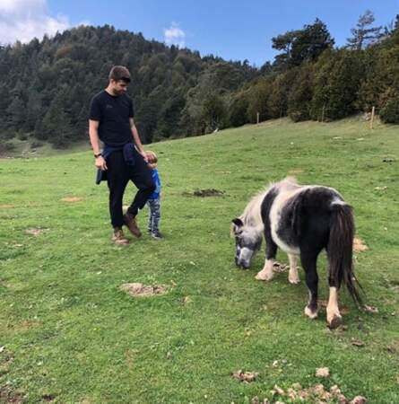 Gerard Piqué fait un tour à poney