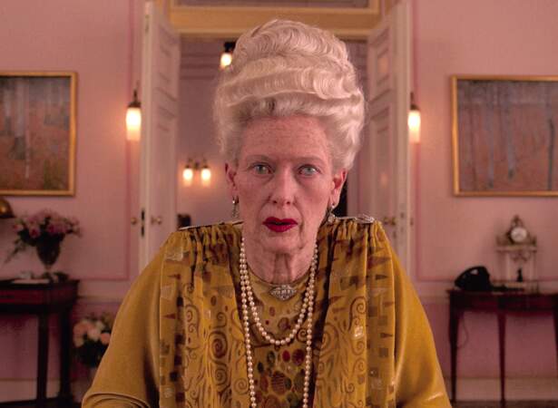 Avec cette coiffure et ces bijoux ostentatoires, Tilda Swinton est méconnaissable en vieille dame pleine aux as !