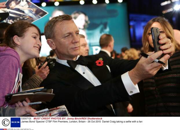 Daniel Craig prend un selfie avec un fan