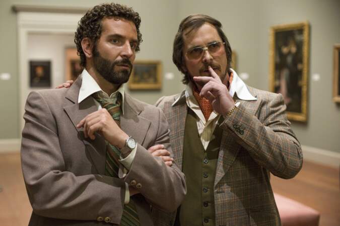 Bradley Cooper et Christian Bale, pas vraiment au top de la séduction dans American Bluff (2014)