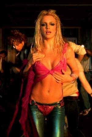 Britney s'émancipe, en tenue sexy, dans le clip I'm a Slave 4 U ("Je suis ton esclave" !) en 2001.