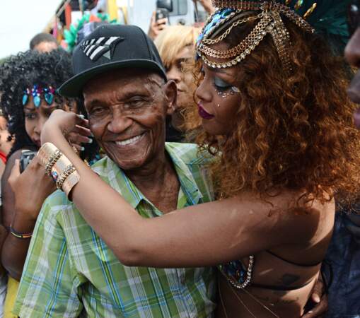 Rihanna a retrouvé son grand-père dans la rue