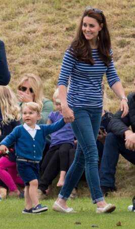Kate Middleton et son adorable prince George, toujours élégants même pour un match de polo