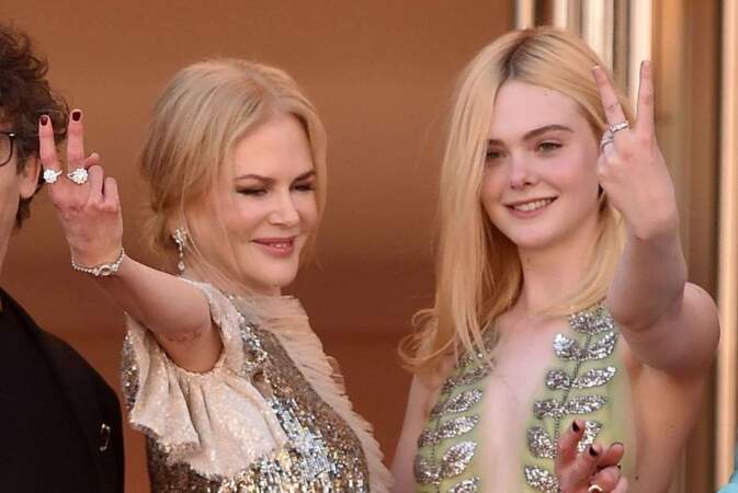 Nicole Kidman et Elle Fanning font le geste de la victoire, ou celui de Star Trek