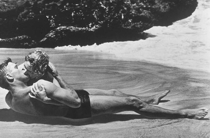 Tant qu'il y aura des hommes (1953) - Le baiser en maillot de bain (bis)
