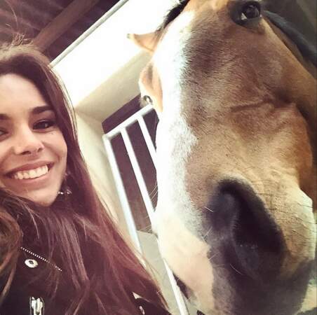 Marine Lorphelin, elle, est en plein tournage avec un cheval !