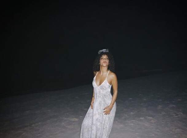 Plage toujours et Tal, sublime en robe blanche sur le sable de Zanzibar 