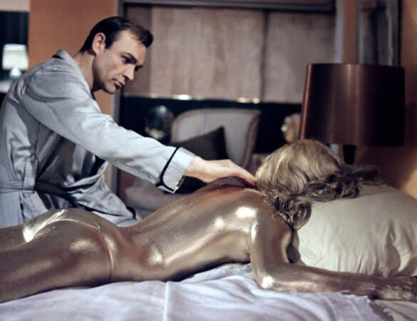 Sean Connery touche de l'or avec Honor Blackman dans Goldfinger