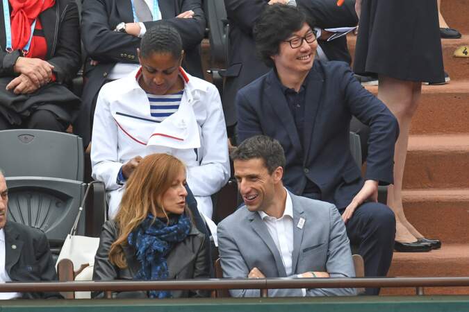 Pendant que Madame Valls discute avec Tony Estanguet, Jean-Vincent Placé s'amuse des pitreries de Djokovic