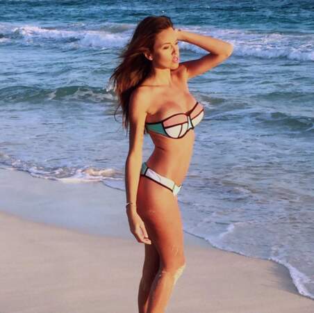 Vanessa Lawrens en bikini sur la plage en République Dominicaine.