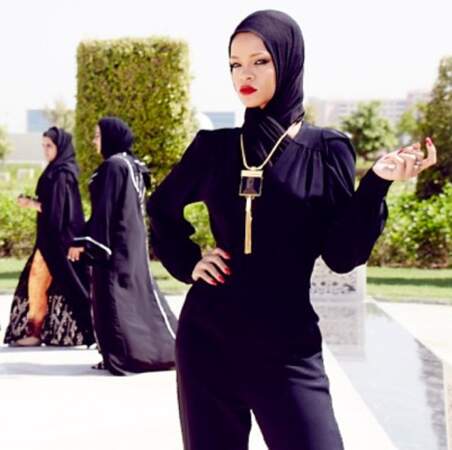 Rihanna voilée dans l'enceinte de la mosquée Cheikh Zayed.