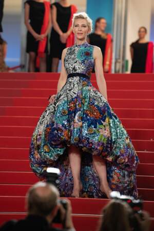 Cate Blanchett porte, pour la première de l'édition 2018, une robe printannière de la styliste Mary Katrantzou.