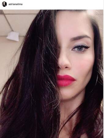 Adriana Lima se la joue sulfureuse avec ses lèvres rouges 