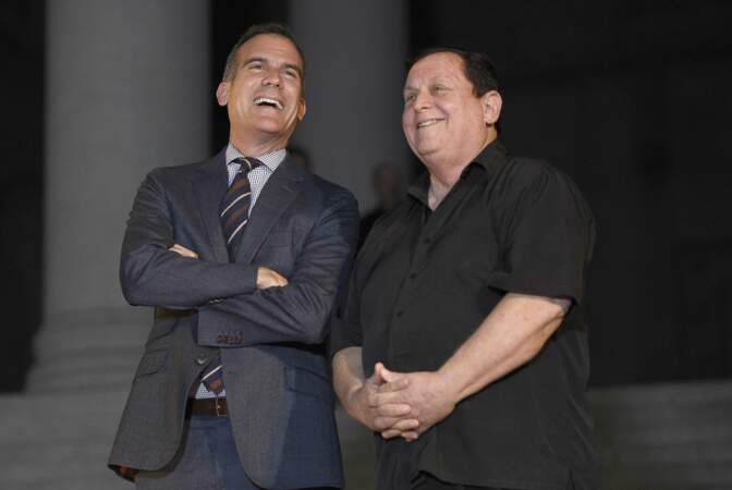 À côté du maire de Los Angeles, Eric Garcetti (à gauche), Burt Ward, l'interprète de Robin