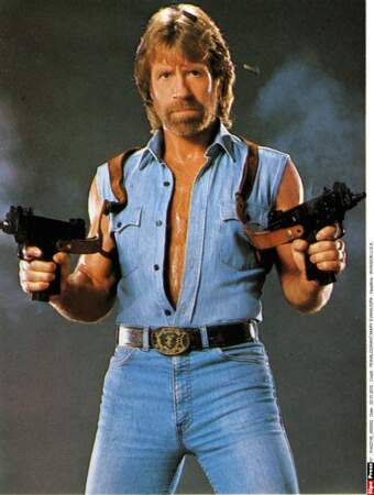 Chuck Norris et ses guns dans Invasion USA (1985)